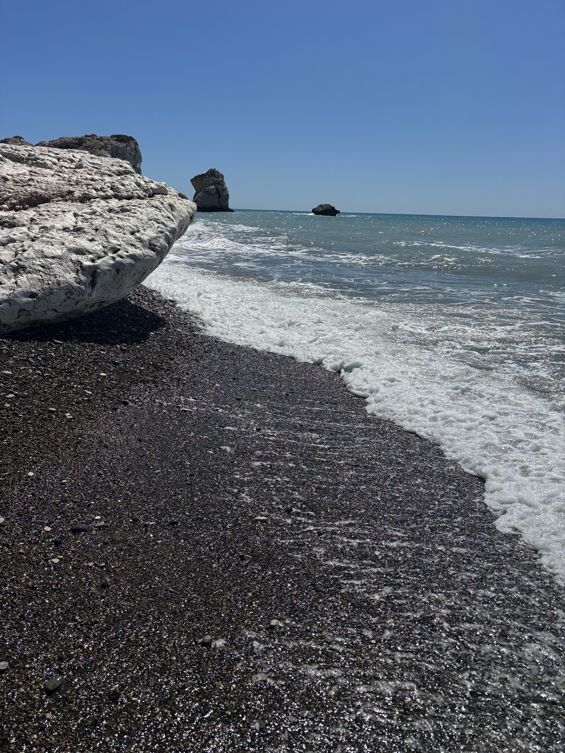 Markante Felsformation am Aphrodite-Felsen vor dem Mittelmeer