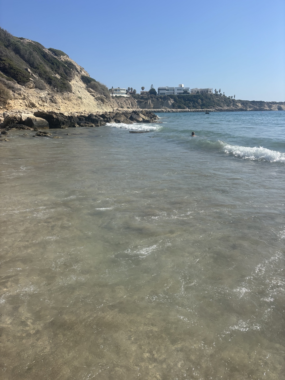 Klippen und klares Wasser an der Coral Bay