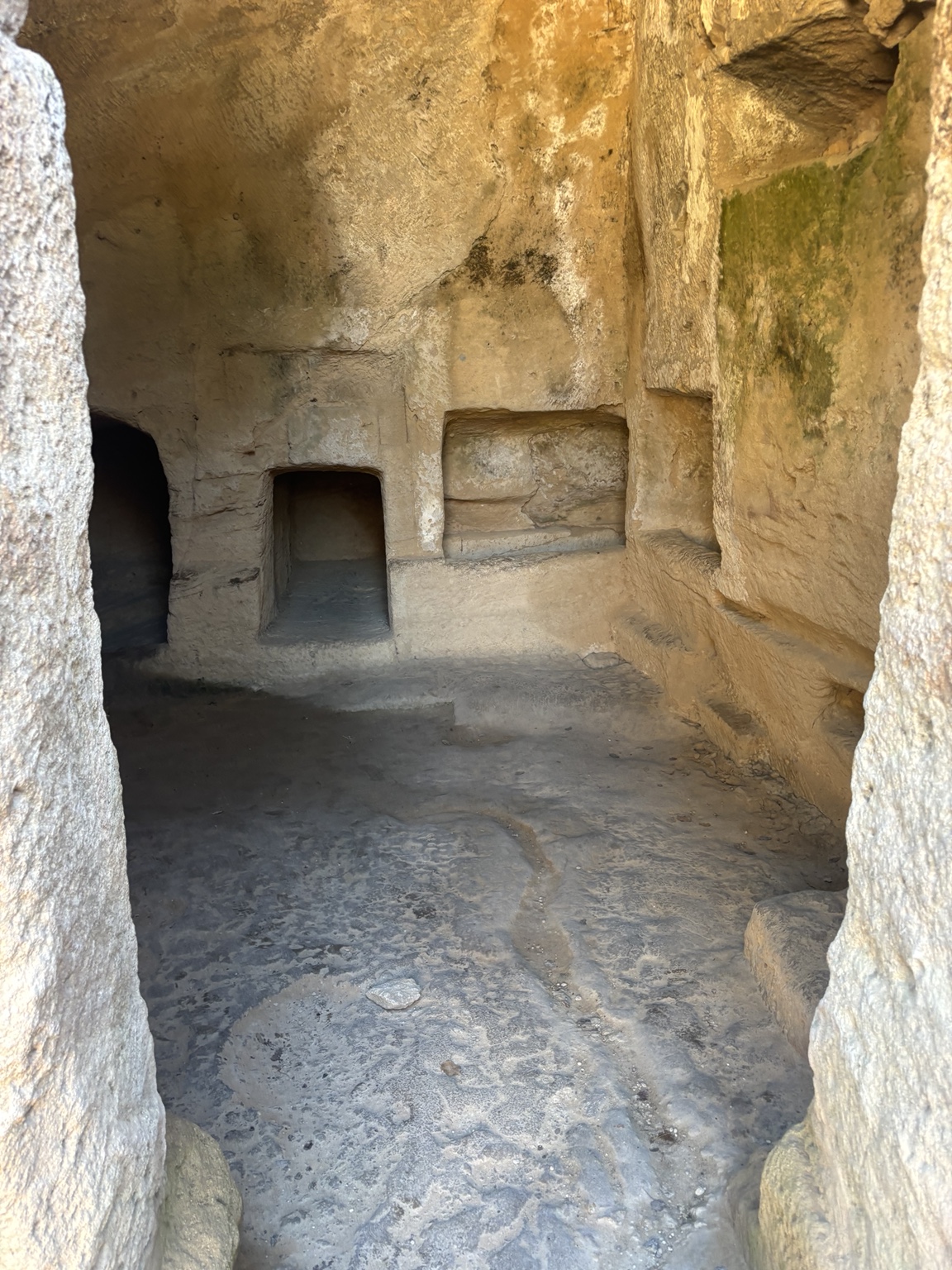 Innenraum einer Felskammer mit historischen Strukturen